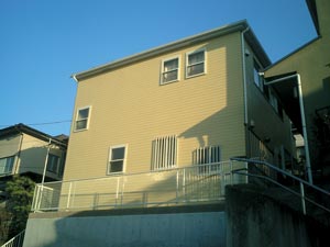 外観はテラコッタ風の装飾がなかなか個性的