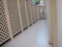 キッチンの上には広いロフトがあり、収納スペースとして活躍中 