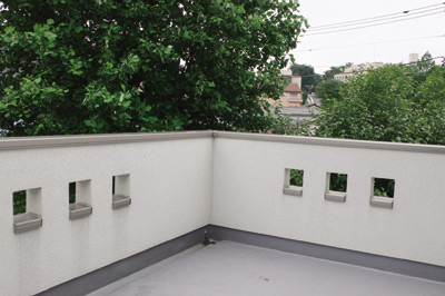 ６畳ほどの広さがあるルーフバルコニーからは公園の木々の緑が見渡せる