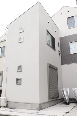 米田さんのご新居はモダンでスッキリとしたデザインの３階建て