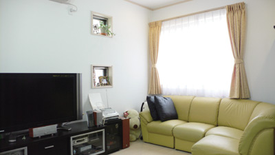 腰高の窓のほかに小窓が設けられ、明るいだけでなくデザイン性も高いリビング