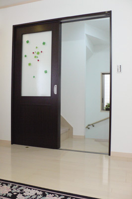 リビングと階段のあいだには扉が設けられていて、冷暖房の効率も良いとのこと