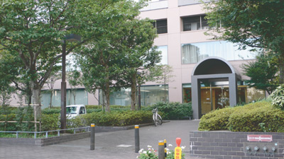 エントランス前の空間には木々が植られ、緑豊かな小さな公園のよう