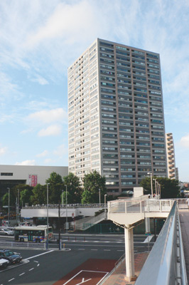 吉田さんのお住まいは25階建て、全230戸の高層マンション。立地の良さが大きな魅力