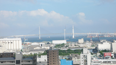 リビングダイ二ングの窓からは横浜の海とベイブリッジを眺めることができる