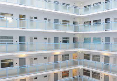 建物は230戸すべてが外向きに作られ、内側を廊下がぐるりと一周する造りのため、どの住戸にも日当たり、眺望が確保されている