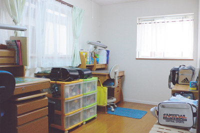 4年生と１年生のお子さんたちのデスクが置かれた子供部屋