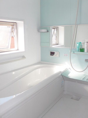 窓も大きく明るいお風呂。3階にあるため、入浴後すぐ寝室に行けるのも便利とのこと