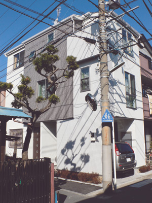 白とグレーのタイル貼り風の外観がスタイリッシュな印象の由井さんのお宅