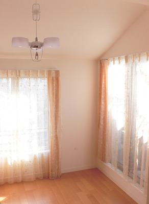 バルコニーに続く掃き出し窓のある3階の1室は現在奥さまの部屋として使われているとのこと