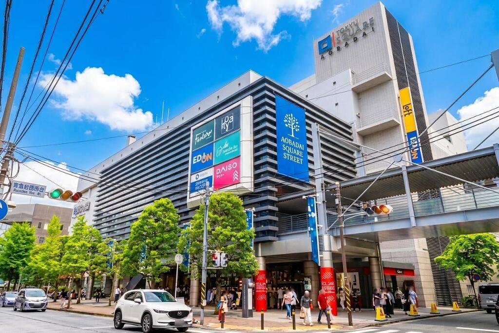 青葉台東急スクエア710m青葉台駅直結の「青葉台東急スクエア」。ファッションやインテリア、飲食店、食料品まで多彩な店舗が揃い、日々の買い物から休日の楽しみまで身近で叶います。