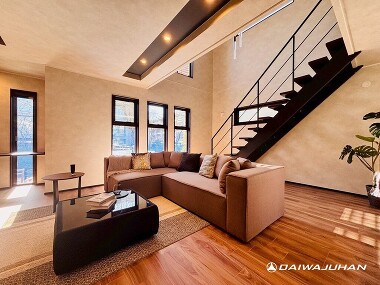 シャープな屋根ラインと黒×ベージュのコントラストが際立つ外観デザイン。堂々たる佇まいとプライバシーに配慮した設計が魅力