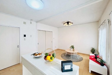 ナチュラルなフローリングとホワイトを基調としたリビングが、毎日の暮らしを明るく演出します。キッチン前のカウンターテーブルは、朝食や作業スペースにもぴったり。暮らしの幅が広がります。