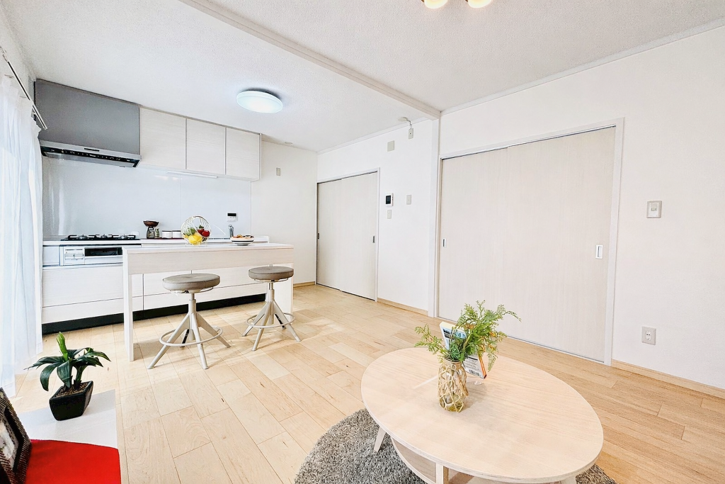 大きな窓からたっぷりと差し込む自然光が、やさしい木目のフローリングが部屋全体に柔らかな雰囲気をもたらしています。