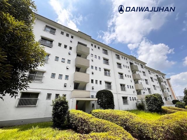 綺麗に手入れされた共有部分からは、管理の良さが伝わります。敷地内は緑が豊かで、四季の移ろいを感じながら毎日過ごせます。