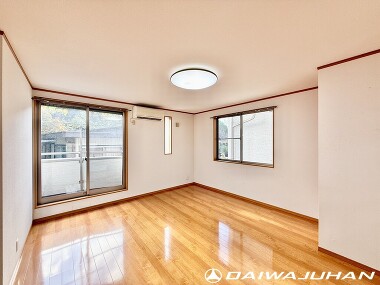 バルコニーに面した開放的なリビング。室内で過ごしながら外の光と風を感じられ、気分もすっきりする空間です。