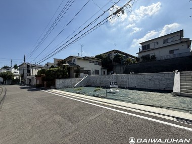 広々とした歩道や近隣公園が多く、朝のランニングや愛犬との散歩を楽しめる、自然と暮らしが調和した環境です。