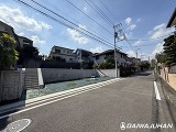 6.5ｍの広々とした前面道路に面し、開放感と利便性を兼ね備えた住環境。美しヶ丘の落ち着いた街並みが広がります。