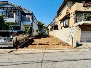 御嶽山駅徒歩7分、沼部駅徒歩10分の2駅利用可能。小中学校も徒歩数分で通学も安心。買い物施設も充実し、家族の暮らしを支える立地。