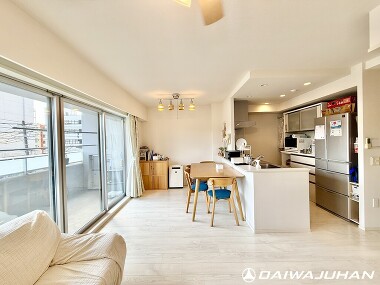 家具の配置がしやすい、15.3帖のLDK。窓には高気密サッシを採用し、冬はポカポカ。防音性にも優れております。