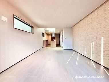 2号棟 リビング空気浄化機能を持ったエコカラットが映える明るいLDK。家族のくつろぎの時間を上質なものに。