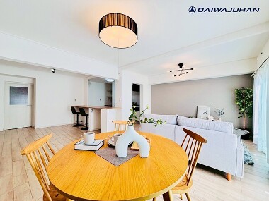 大きな窓から光が差し込む、明るく開放感のあるLDK。淡い色合いの室内は家具やインテリアが映え、洗練された印象に。リビングとダイニングを緩やかに分け、くつろぎと食事の時間を快適に切り替えられる設計です。