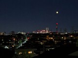 遠くにみなとみらい方面の夜景を望む開放的な眺望。家路につくたび、きらめく灯りが一日の疲れをやさしく癒してくれます。