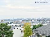 視界を遮る建物が少なく、遠くまで見渡せる開けた眺望。季節の移ろいも楽しめる心地よい景色が魅力です。
