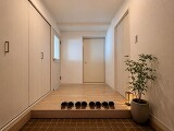 住まいの第一印象を彩る玄関。やさしいグリーンが訪れる人を迎え、毎日の帰宅に癒しを添えます。