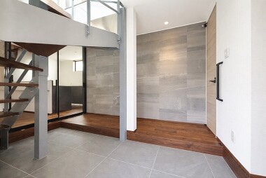 水平ラインが際立つ端正な佇まい。素材のコントラストが上質感を演出し、住まいに風格を添える一邸。