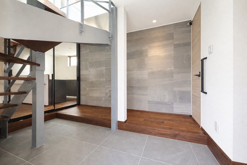 水平ラインが際立つ端正な佇まい。素材のコントラストが上質感を演出し、住まいに風格を添える一邸。