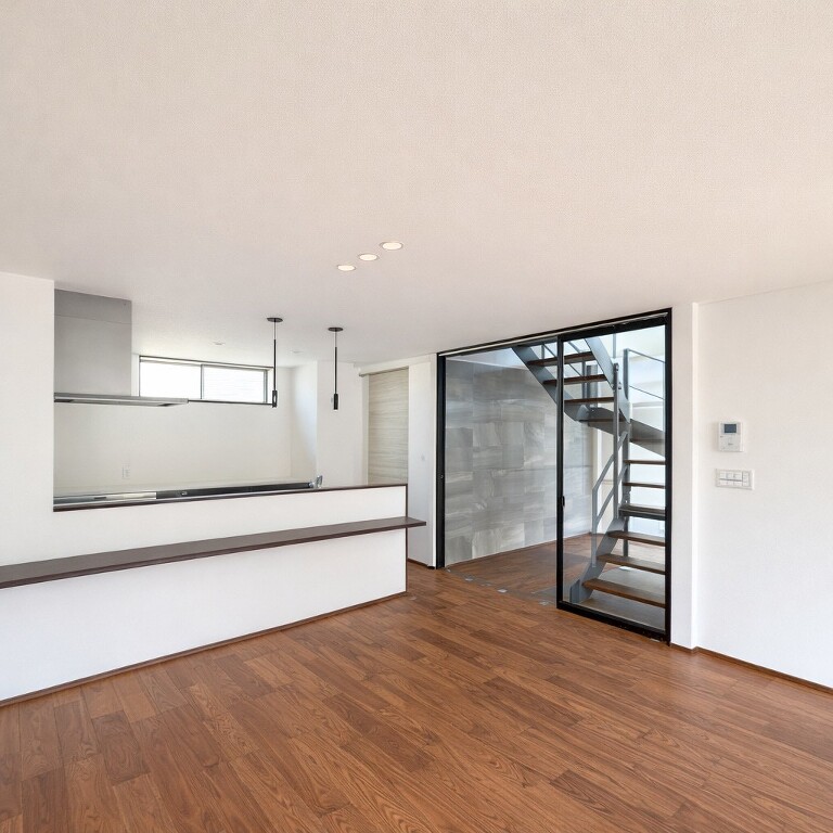 ナチュラルな光と素材感が心地よいLDK。ダイニングとキッチンの動線もスムーズで、家族時間が豊かに。