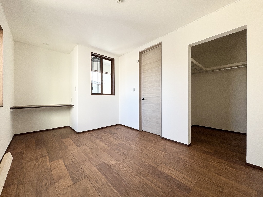 木目調パネルが落ち着きを演出する浴室空間。ゆったりとしたバスタブで、1日の疲れを癒す贅沢な時間を。