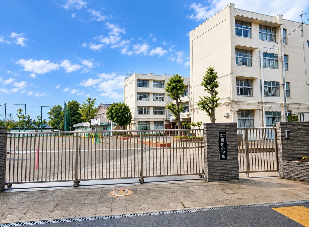 横浜市立勝田小学校760m徒歩10分<br>地域の子どもたちが通う「勝田小学校」。身近に教育施設が整う、子育てファミリーにも嬉しい住環境が広がります。
