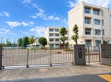 横浜市立勝田小学校760m徒歩10分<br>地域の子どもたちが通う「勝田小学校」。身近に教育施設が整う、子育てファミリーにも嬉しい住環境が広がります。