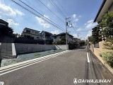 6.5ｍの広々とした前面道路に面し、開放感と利便性を兼ね備えた住環境。美しヶ丘の落ち着いた街並みが広がります。