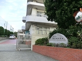 横浜市立西本郷中学校1270m徒歩圏にある公立中学校。通学負担が少なく、部活動や行事にも参加しやすい距離で、子育て世帯に安心の教育環境です。