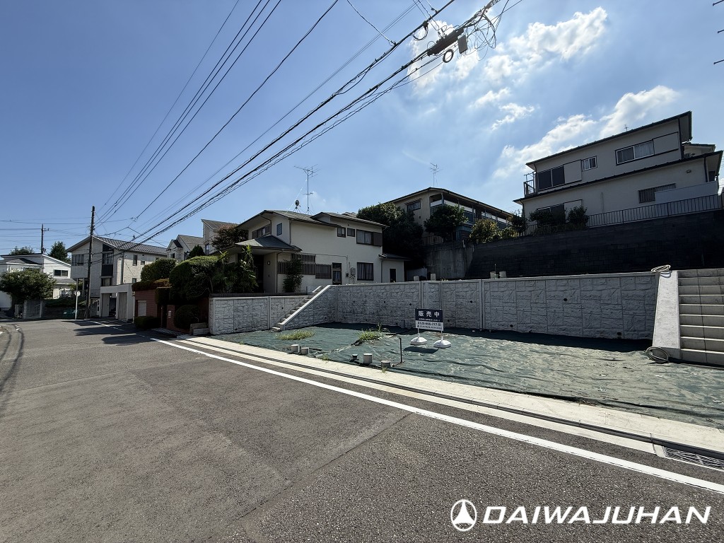 広々とした歩道や近隣公園が多く、朝のランニングや愛犬との散歩を楽しめる、自然と暮らしが調和した環境です。