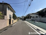 6.5ｍの広々とした前面道路に面し、開放感と利便性を兼ね備えた住環境。美しヶ丘の落ち着いた街並みが広がります。