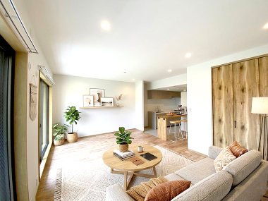 約17帖の広々としたLDKは開放感があり、ゆとりある暮らしを実現。家具配置もしやすく、一人暮らしから二人暮らしまで快適にお過ごしいただけます。