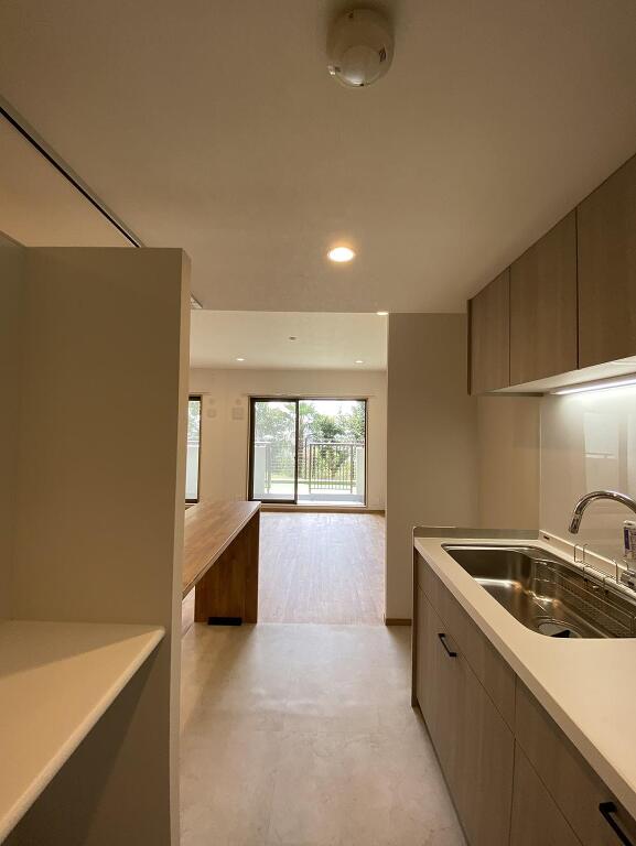 木の温かみとバルコニーから差し込む自然光が心地よい、開放感あふれる住まいです。