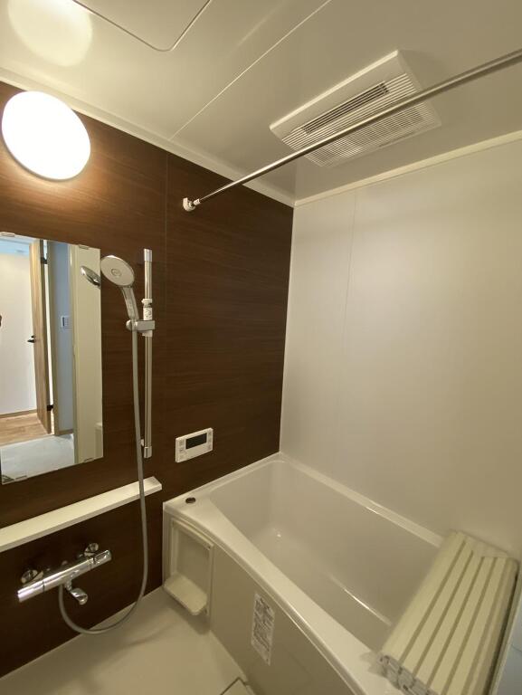 コンパクトながら機能的な浴室です。<br>シャワーと浴槽がしっかり確保され、収納も充実。<br>清潔感のある明るい空間で、毎日快適に使えます。