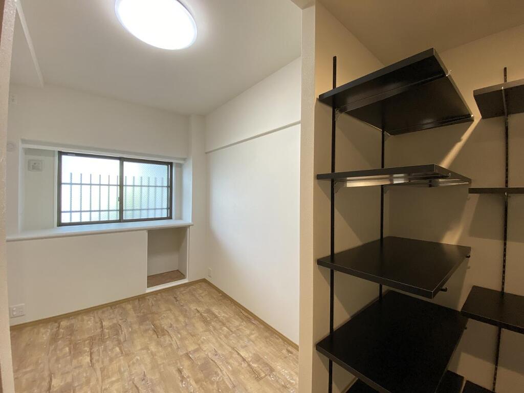 やわらかな自然光が差し込む明るい洋室。シンプルで使いやすい空間は、寝室や書斎など多用途に対応できる快適な住空間です。