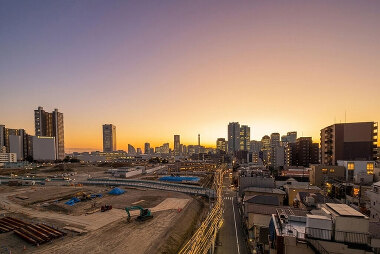 駅徒歩圏の利便性と、大規模開発による街の未来を感じさせる景観。美しい夕焼けと、これから生まれる新しい街並みが調和する、期待感に満ちた眺望です。