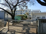 横浜市立篠原小学校330m徒歩圏内で毎日の通学も安心。地域に見守られた落ち着いた教育環境が、お子様の健やかな成長を支えます。
