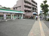 ファミリーマート三ッ沢上町駅前店770m徒歩10分
