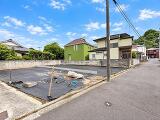 穏やかな住宅街に位置する現地。落ち着いた街並みと開放感が調和し、心地よい暮らしを想像させる住環境です。