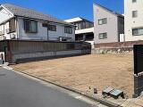 落ち着いた住宅街に位置するゆとりある土地。周囲には戸建住宅が並び、穏やかな住環境が魅力です。