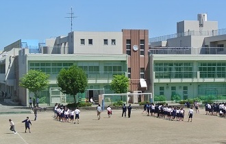 横浜市立緑が丘中学校1270m徒歩圏内に位置し、部活動や放課後活動で帰宅が遅くなる際も安心です。充実した中学校生活を送ることができる、教育面で恵まれた住環境です。