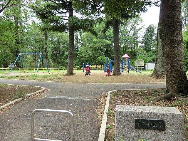 千草台公園430m緑豊かで広い敷地を誇る公園が近く、休日のお散歩やスポーツ、お子様との遊具遊びに最適です。四季折々の自然を感じながらリフレッシュできる空間です。